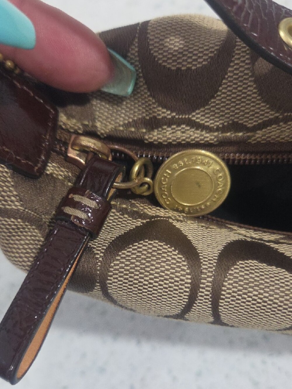 Vintage Coach Brown Signature Jacquard Bag with Dark Brown Trim - Picture 10 of 13